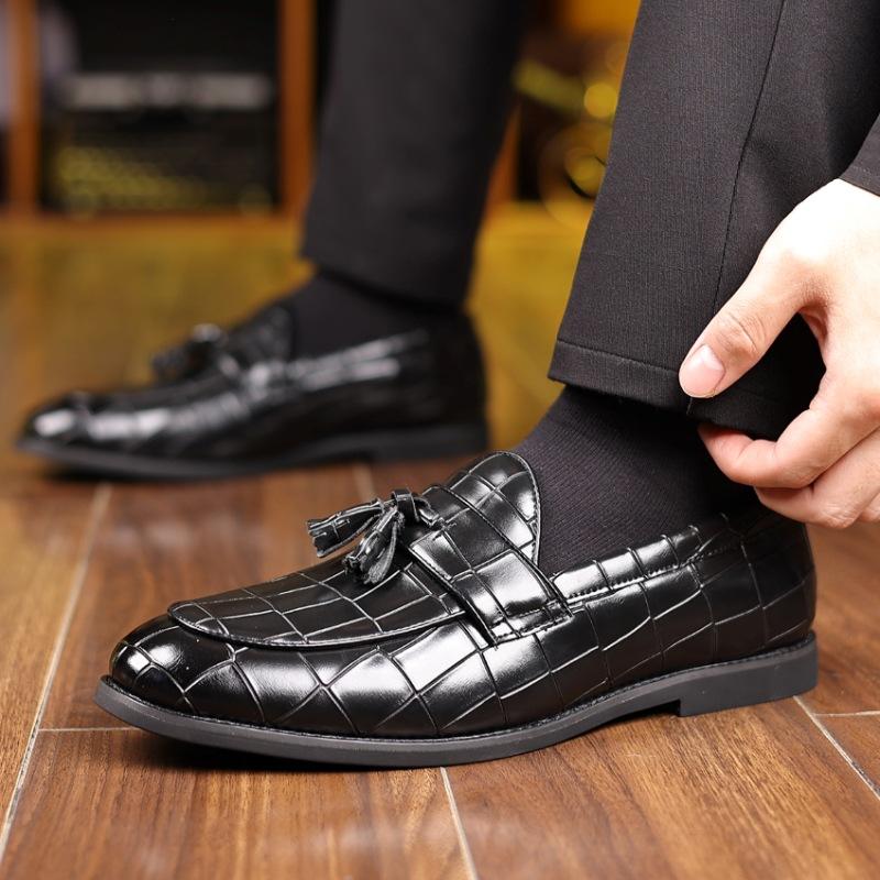 New Men‘s Pointed Tassels Crocodile Pattern Patent Leather Shoes Gentleman Designer Loafter Moccasins Wedding Dress Footwear