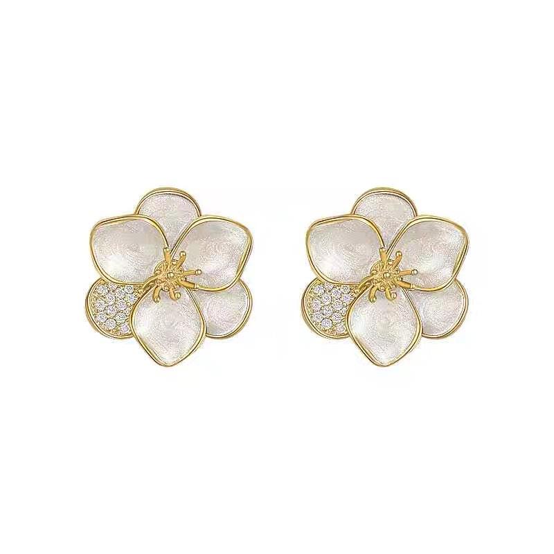 Elegant Retro Flower Stud Earrings for Women - Exquisite, Gentle, and Versatile Design, Perfect for a Luxurious and High-End Look.
