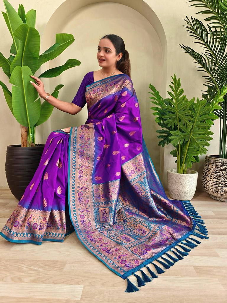 Hedvábné sárí Paithani s unikátními motivy pávů a prací meenakari s kontrastním pallu a designovým kontrastním lemem.. Se střapci.