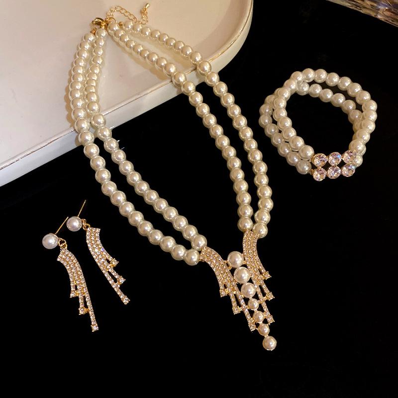 Geometric Round Flower Pearl Clavicle Necklace: Retro European & American Design