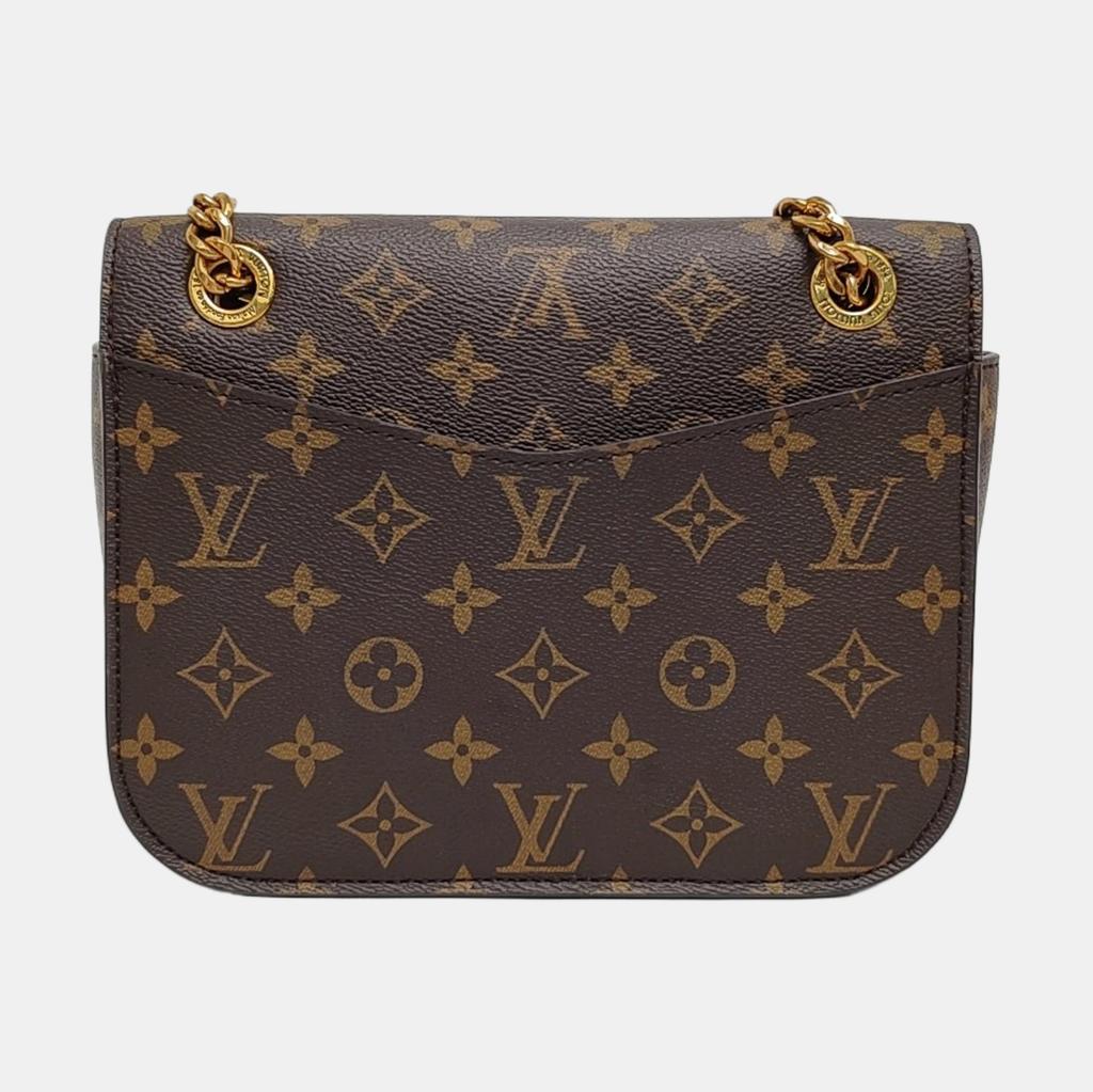 [Pre-Owned] Passy Classic Monogram Adjustable Shoulder Strap Coated Canvas With Leather Trim Messenger Bag - Very Good #1YI7XDI