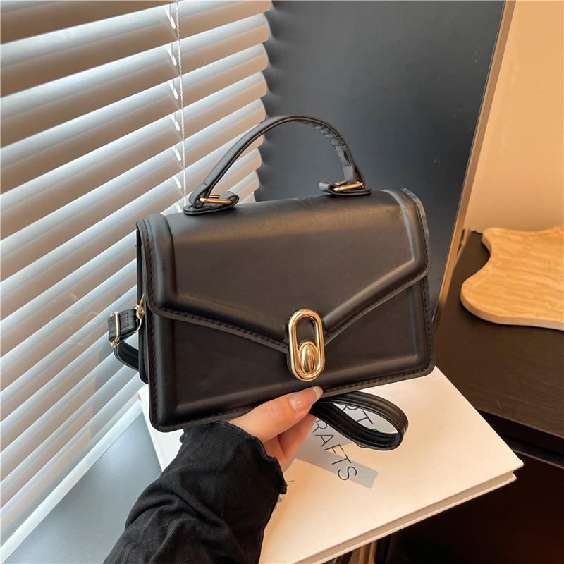 

Нишевая повседневная высококлассная универсальная маленькая квадратная сумка женская летняя новая трендовая однотонная масляная кожа темпераментная сумка-мессенджер чёрный