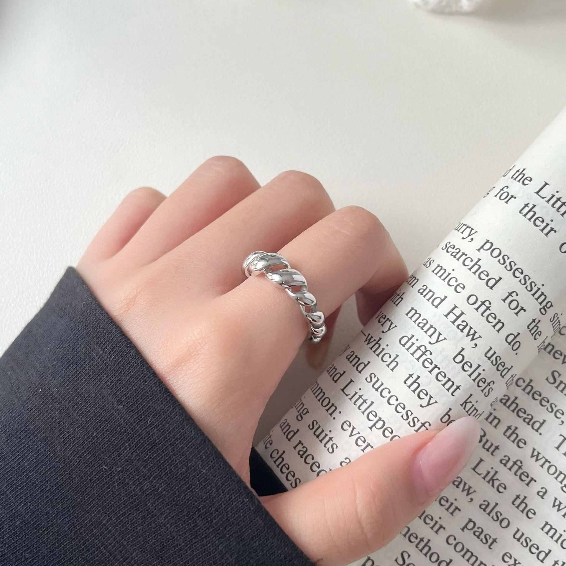 

Korean Cable Knit Adjustable Ring - Simple, Stylish Cold-Weather Accessory Adjustable