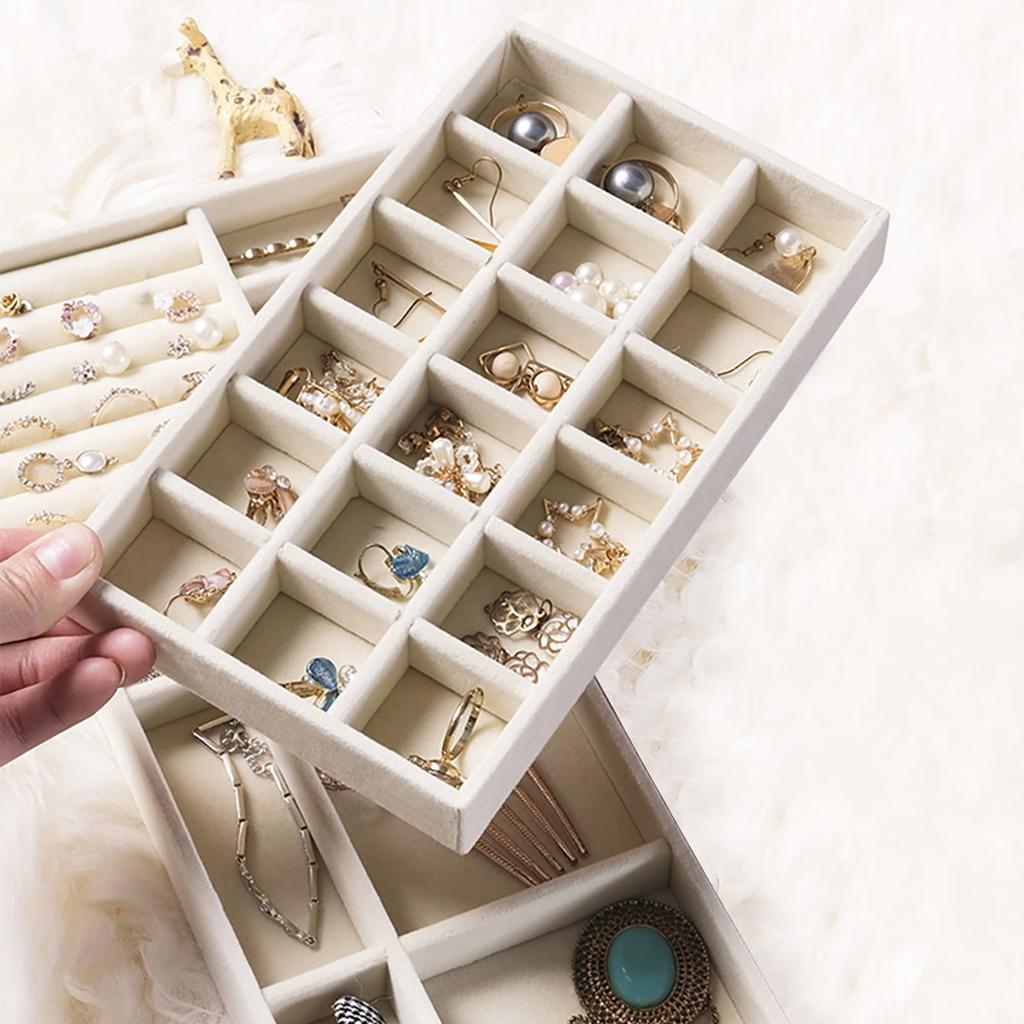 Ein Set aus vier Schmuckkästchen, Auslagefächern, Schubladen zur Aufbewahrung von Ringen, Ohrringen, Schmuckständern, Halsketten, Armbändern, Aufbewahrungsboxen