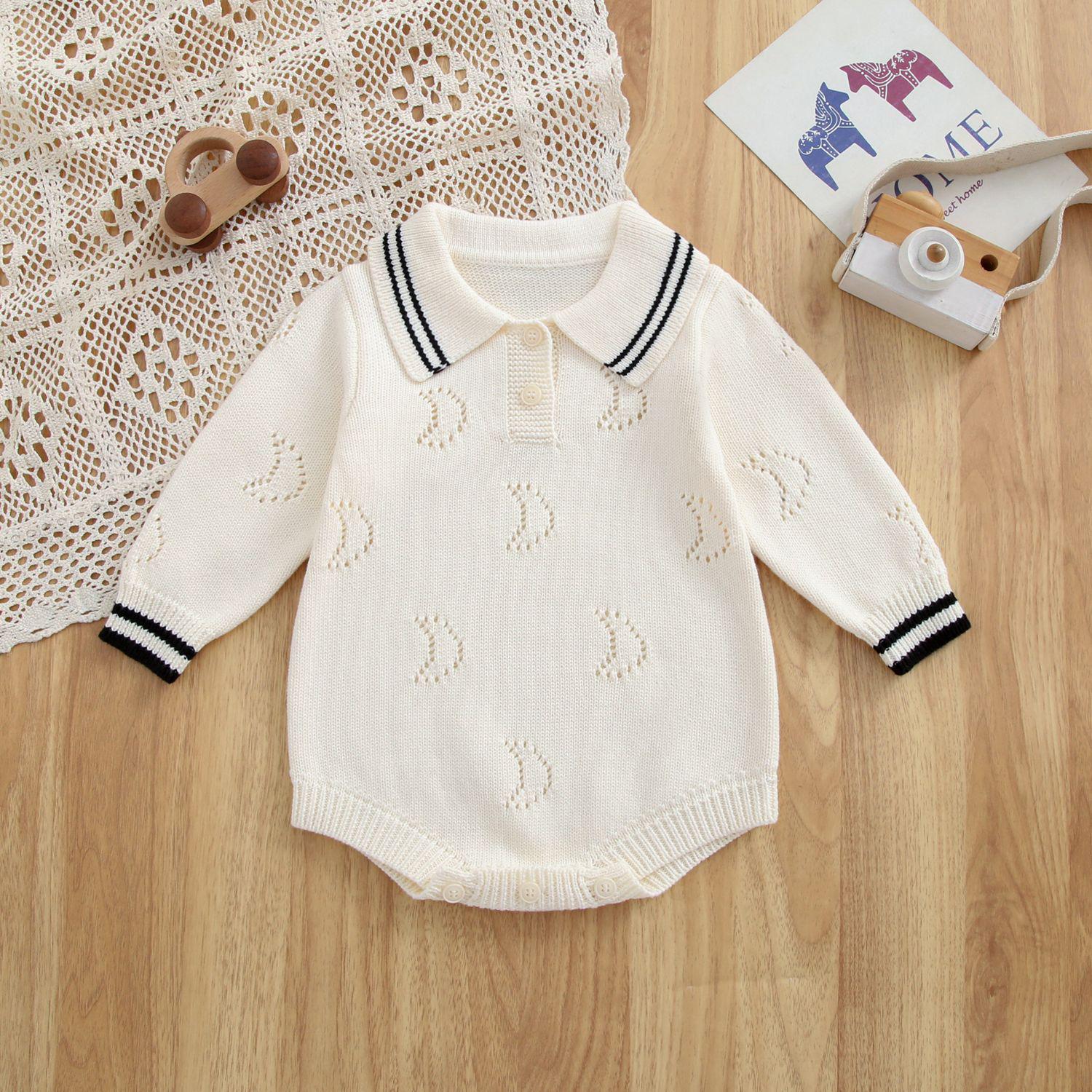 Neuer Baumwollstrick Langarm Baby-Body mit schulstiligen Streifen, Kragen und Mond-Detail 90 cm beige