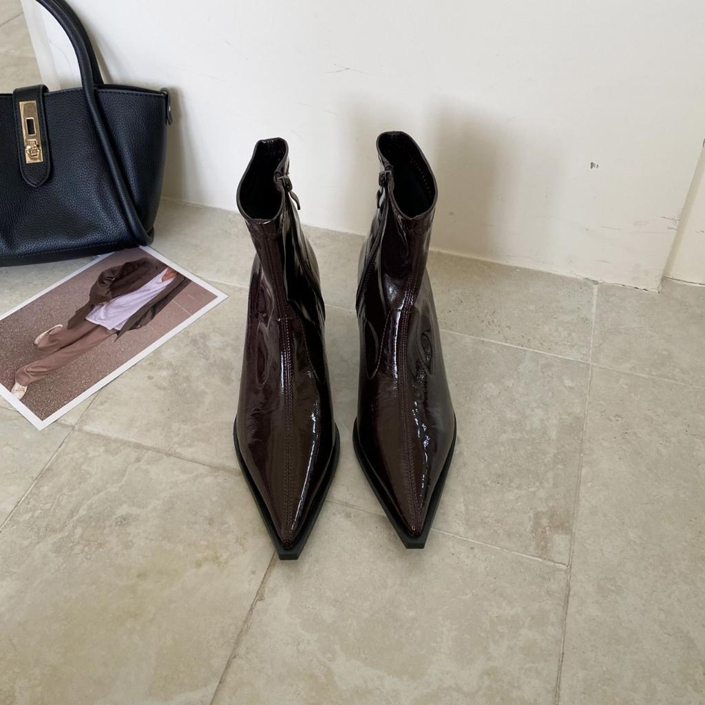 In the autumn and winter of 2025, the new pointed short boots for women show small heels, middle heel, rear zipper, thin boots, and short bare boots.