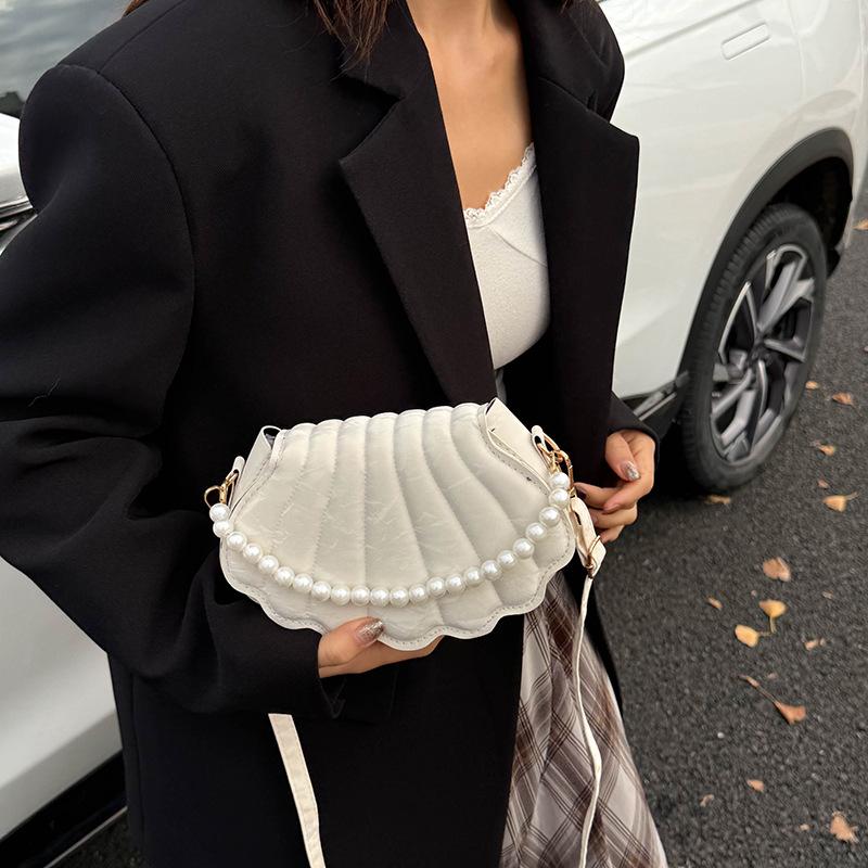 Süße Einfache Klappschalen-Umhängetaschen für Damen Tragbare Damen-Crossbody-Tasche Einfarbige Damen-Perlenketten-Handtaschen Geldbörse