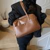 Large capacity bag women's autumn and winter 2025 new retro niche design shoulder underarm bag commuter tote bag