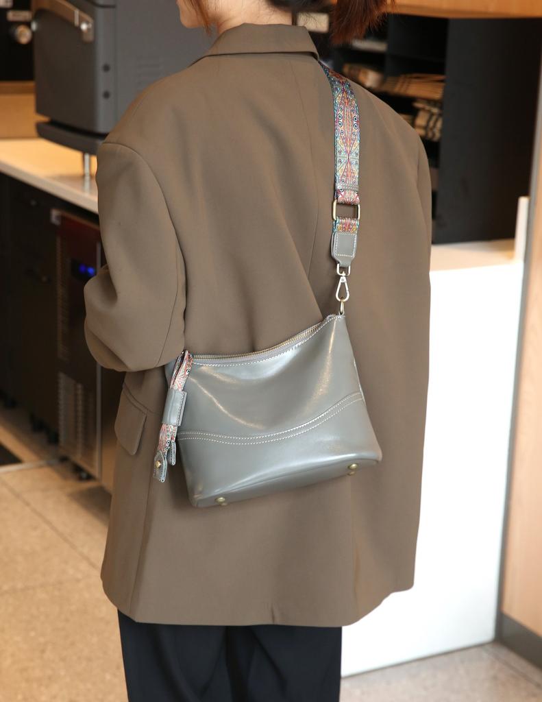 Damentasche aus pflanzlich gegerbtem erstschichtigem Rindsleder, Schulter-Damentasche, modische praktische Eimertasche mit mehreren Fächern und großem Fassungsvermögen