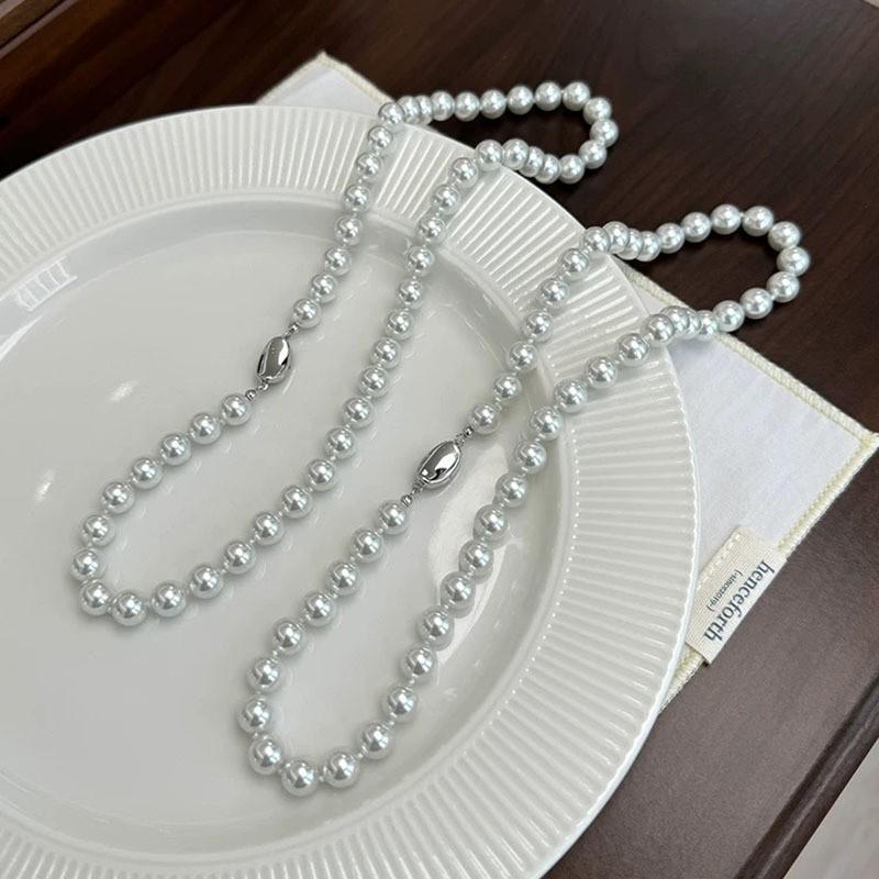 Elegant Silver Pearl Necklace: High-End Design for Women - Versatile and Chic Clavicle Accessory.