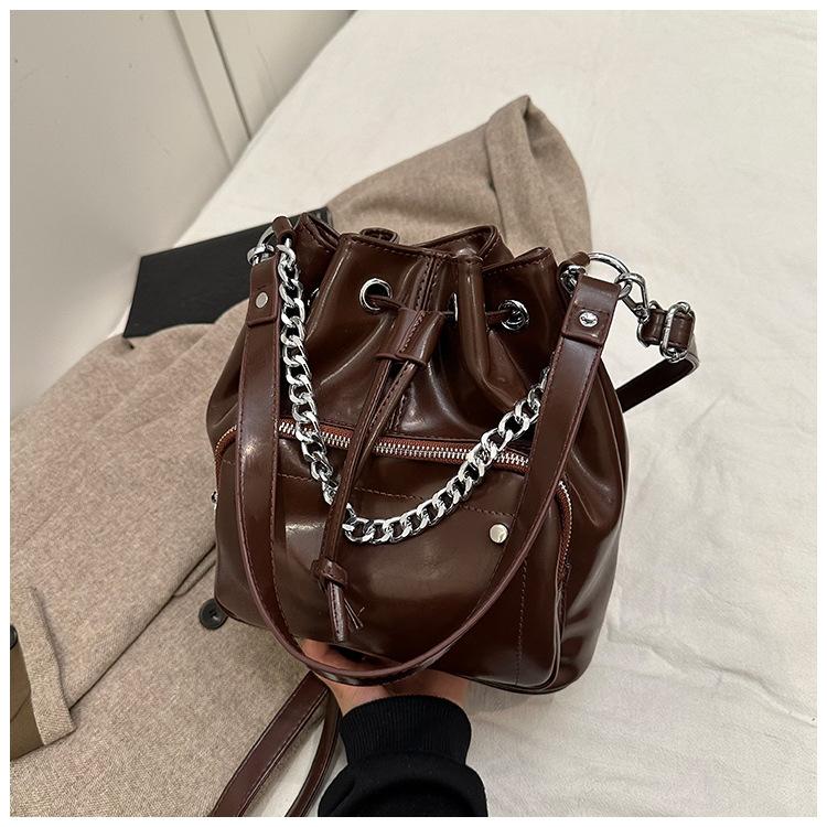 

Korean niche design fashionable and simple handbag bag women s 2025 new casual retro shoulder crossbody bucket bag