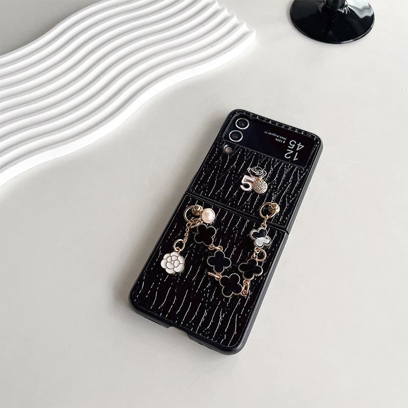 

For Samsung Zflip5 Flip Metal Four-leaf Clover Flower Hand Chain for Folding Screen Findn2Flip Hard Shell For Huawei Pocket2