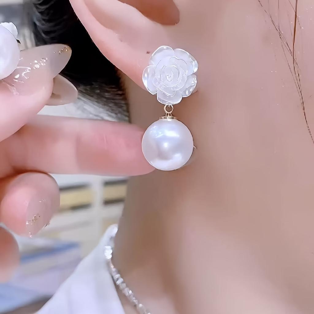 1Pair of White Flower Earrings Temperament Versatile Bead Stud Earrings Premium Sense Earrings