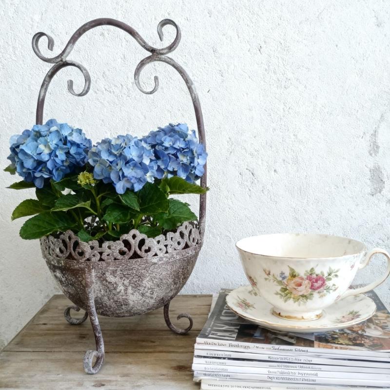 Unique Weathered Metal Flower Pot Container Balcony Vase With Artistic Lace Trim Suitable For Indoor And Outdoor bushes