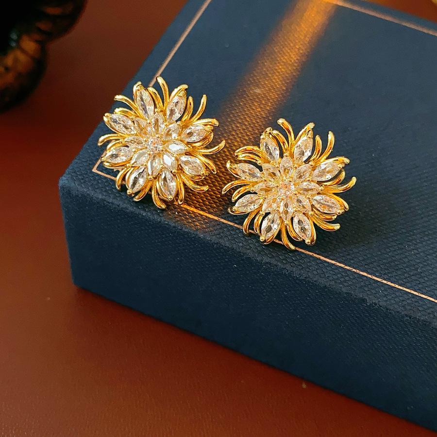 High-quality Zircon Crystal Snowflake Earring for Women Light Luxury Exquisite Stud Earrings High-end Fashion Accessories Gifts
