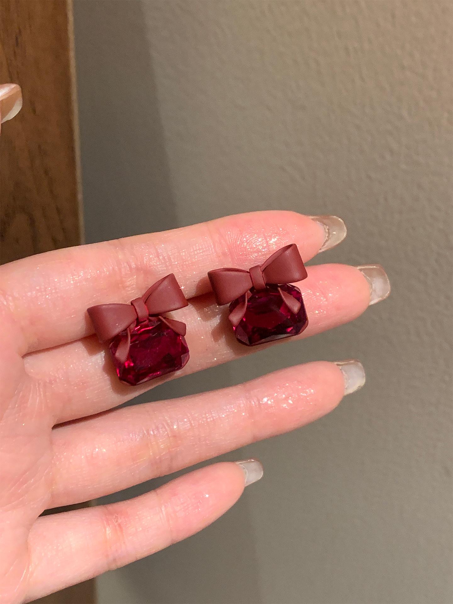 Silver Needle Red Bow Rhinestone Inlaid Earrings: Elegant, Fashionable, and Versatile Accessories for a Luxurious and Exquisite Look. серебряная игла - красный