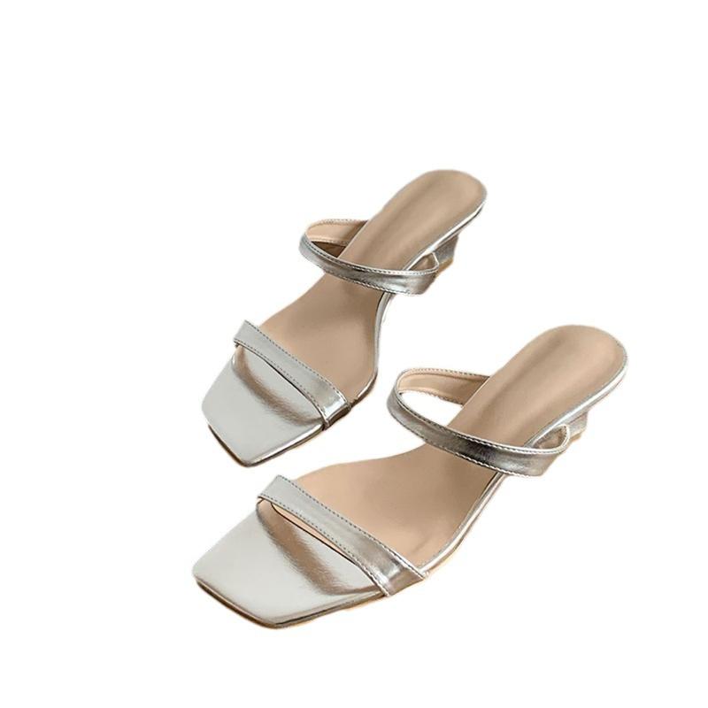 

Жіночі туфлі на тонкому каблуці. Одинарні туфлі на тонкому каблуці. Літні туфлі на масивному каблуці. Срібний, простий квадратний носок. Жіночі круті тапочки. 39 срібний