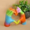 Herzförmige Skulptur Handstatue Regenbogen Liebe Dekor Harz Heimdekorationen Sammlerfiguren für Schreibtisch Tisch Büro Wohnen
