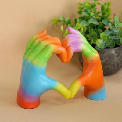 Hartvormige Sculptuur Hand Standbeeld Regenboog Liefde Decor Hars Huisdecoraties Verzamelbeeldjes Voor Bureau Tafel Kantoor Woonkamer