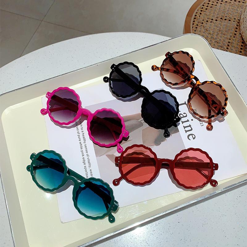 Fashion Round Sunglasses Women Trendy Vintage Flower Shaped Rim Gradient Sun Glasses  New Brand Design Stylish Shades