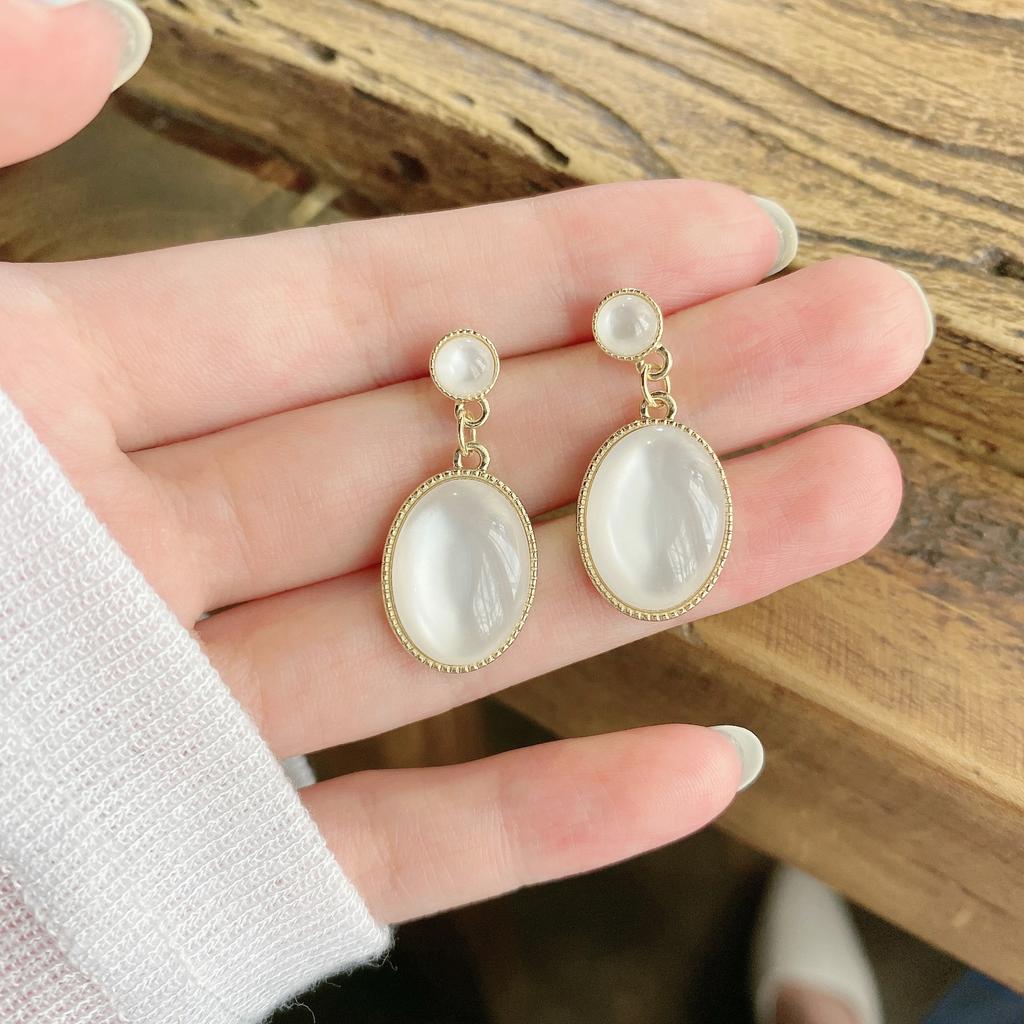 Elegant Exquisite White Moonlight Cat Eye Stone Stud Earrings for Women Fashion Jewelry Luxury Wedding Party Ear Clip C223 Gifts