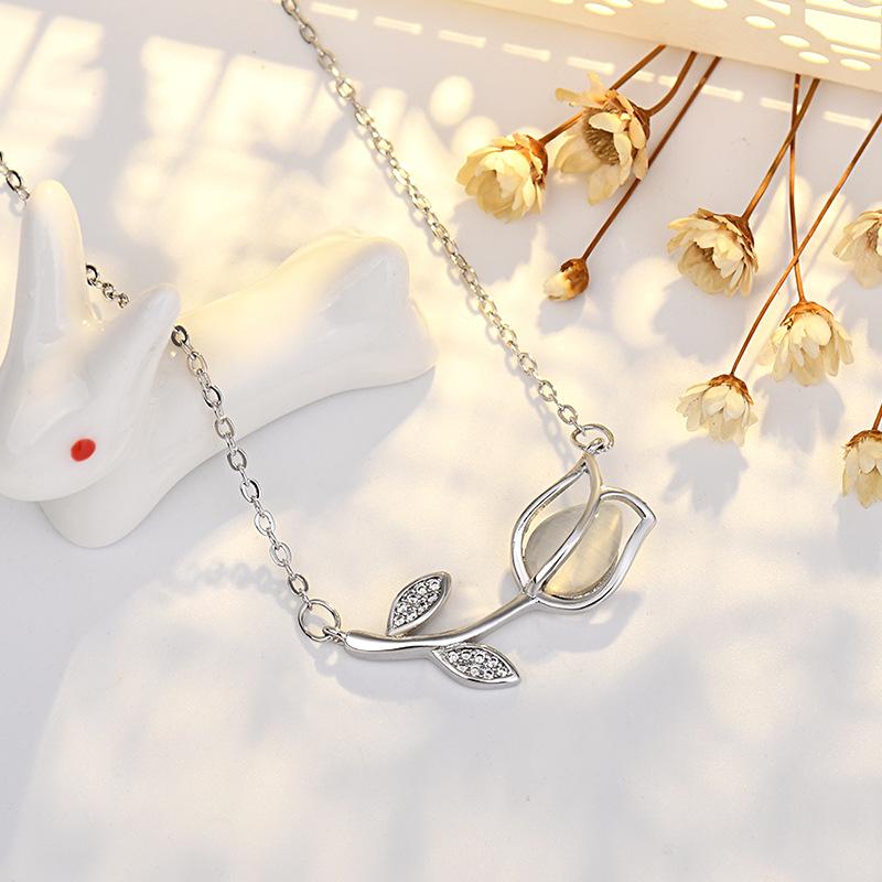 Tulip Necklace for Women Simple Exquisite Rose Flower Design Cat Eye Collarbone Chain