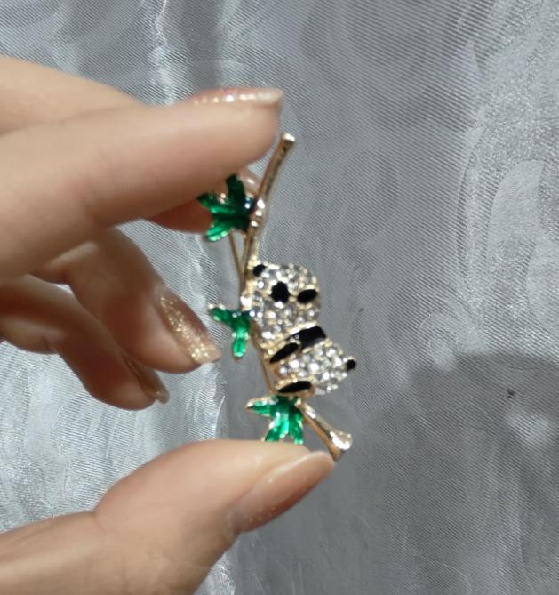 Luxury Rhinestone Bee Brooch - Stylish High-End Pin for Jackets and Suits