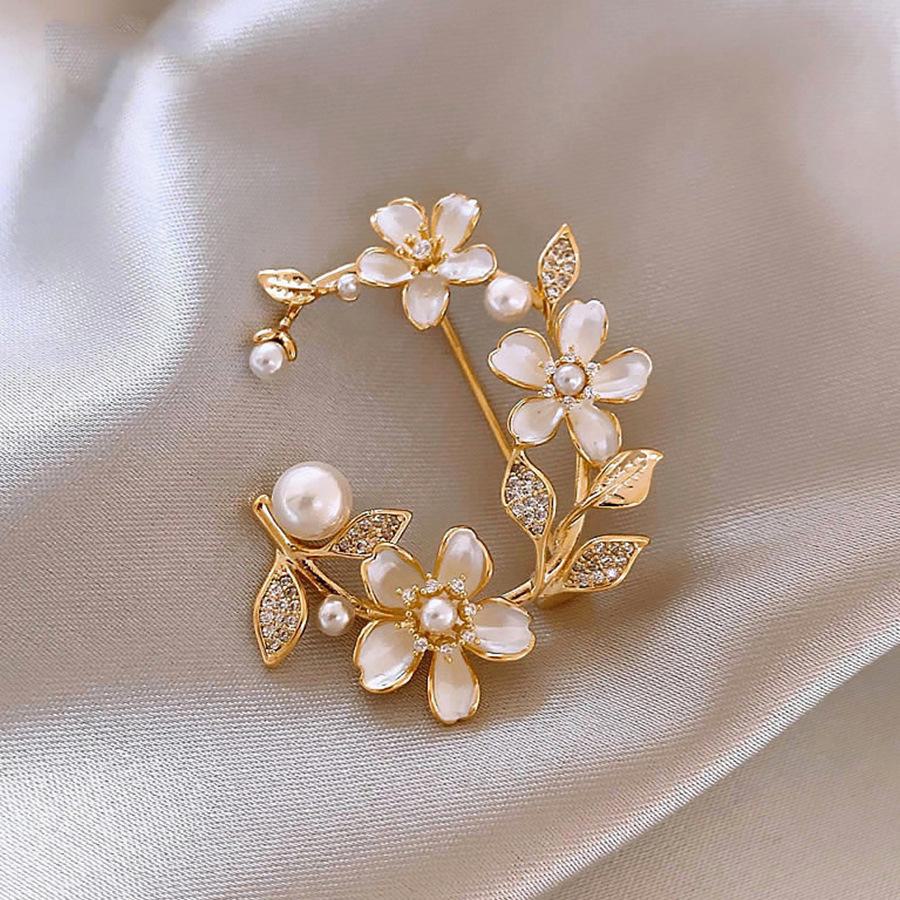 Chic Butterfly Brooch for Women - High-End Fashion Corsage