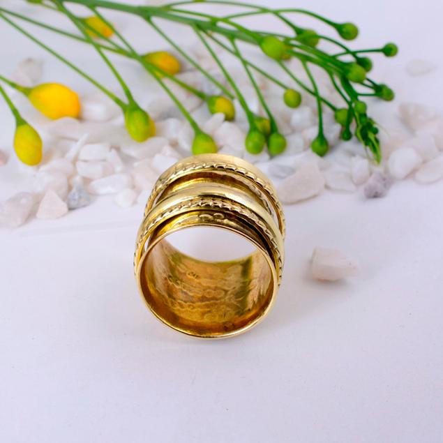 Hammered Brass Spinner Ring: A Textured and Fidget-Friendly Accessory for Meditation and Style
