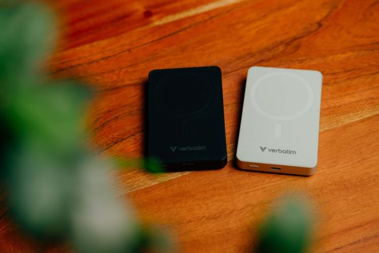 Verbatim 32227 Charge 'n' Go Essentials Magnetic Wireless Power Bank 10000mAh, Black