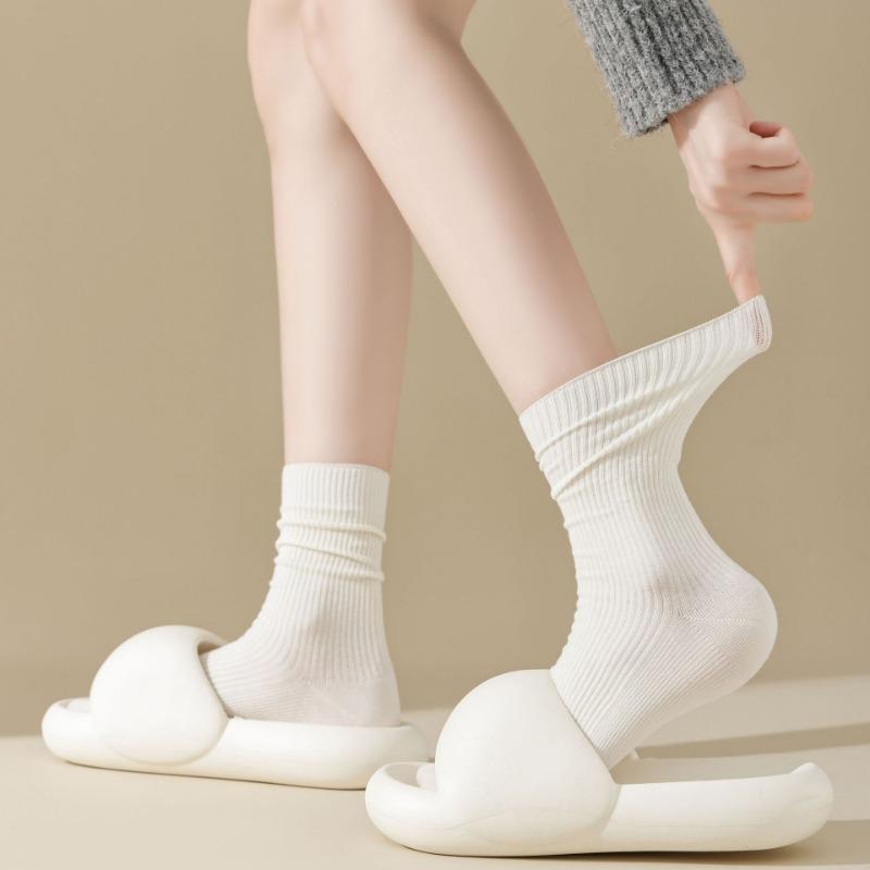 For Women, There Are Boneless and Non-uncomfortable Mid-calf Socks. Pull A Solid-colored Cotton Long Calf Sock That Is Breathable