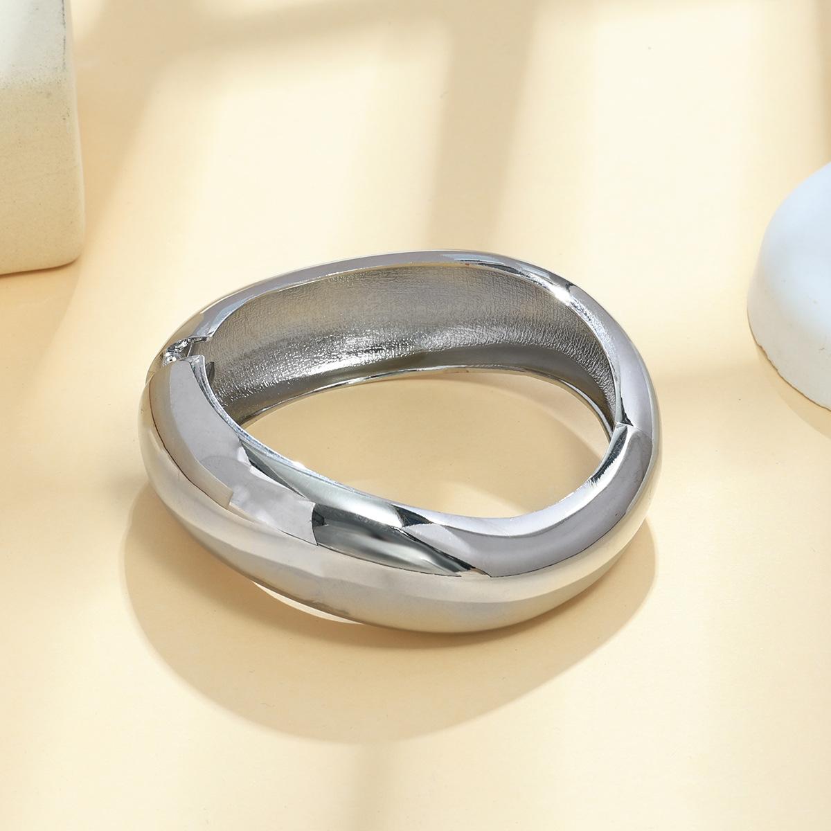

Exaggerated ins heavy industry design sense metal smooth surface bracelet geometric personality wide surface irregular bracelet