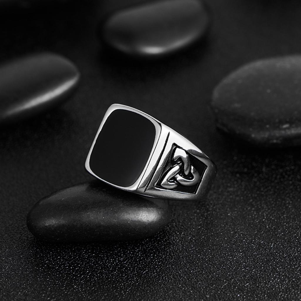Bague Sceau Viking Punk Vintage pour Hommes Anneau de Doigt Large en Acier Titane Pierre Carrée Géométrique Noire Bijoux Ethniques Cadeau de Fête