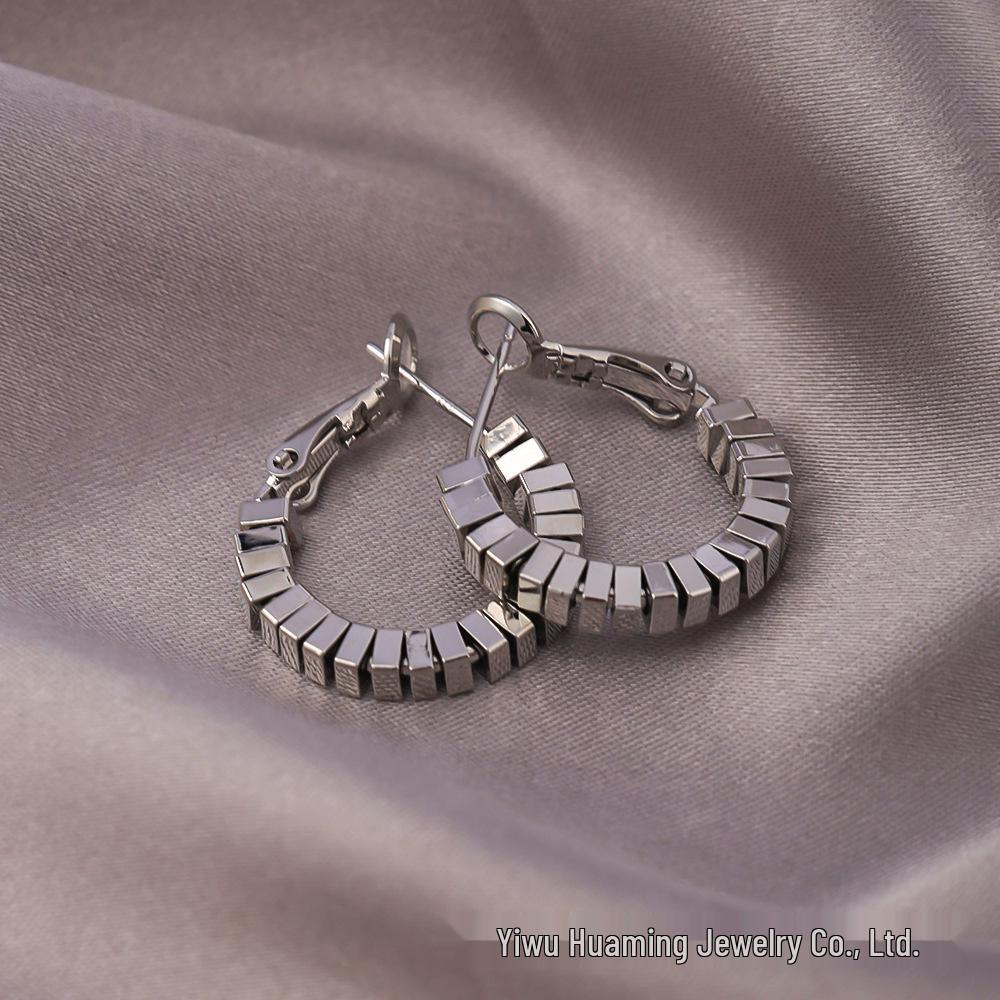 European American Style Luxury Stud Earrings: Elegant Cross-border Niche Hoops, Versatile Celebrity-inspired Accessories