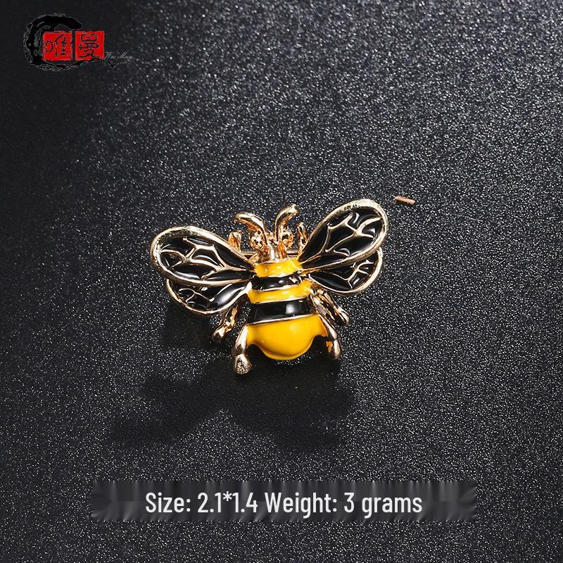 

Летняя брошь-пчела: Милая и простая металлическая брошь для выреза