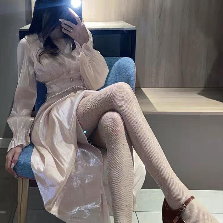 Schwarze Netzstrümpfe für Damen mit Rauten- und Buchstaben-Design