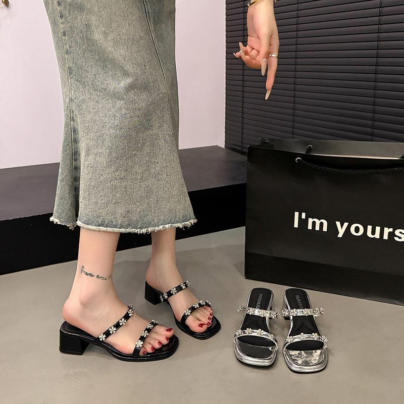 Beautiful temperament cool slippers women's summer wear new popular rhinestone open-toed sandals thick heel one-word drag