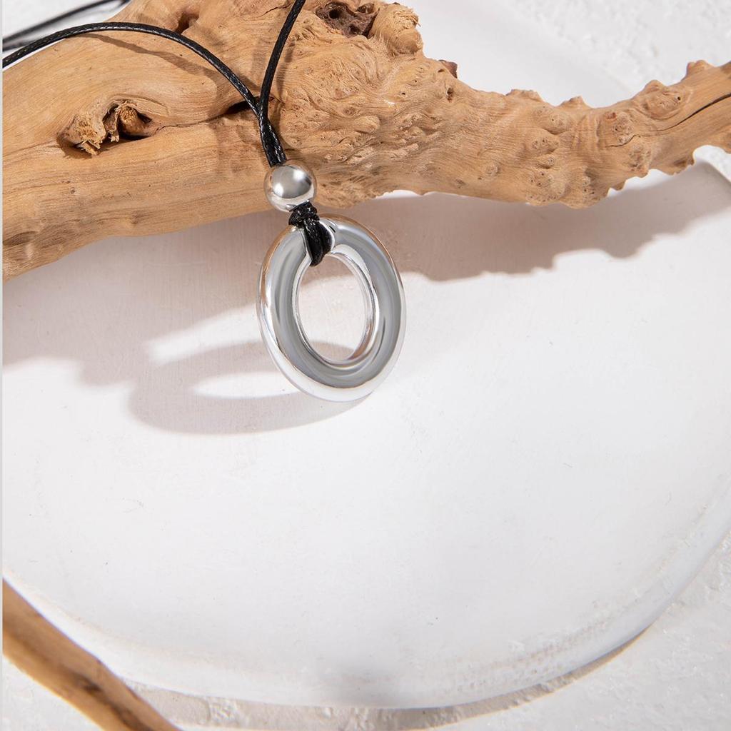 Simple and Fashionable Geometric Ring Pendant Necklace, Women's Jewelry, Personalized and Versatile Necklace
