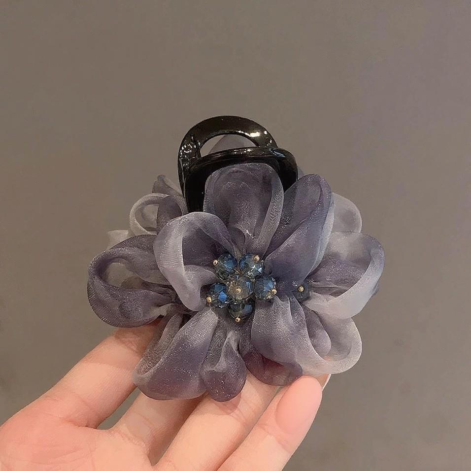 Silk Gauze Medium Claw Clip: Gentle, Age-Reducing Hair Accessory