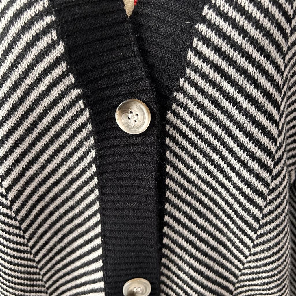 Autumn and Winter Casual Contrasting Diagonal Stripe Single Breasted V-neck Long Sleeved Sweater Cardigan Jacket for Women 3602