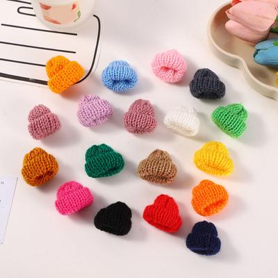 50 ks Mini pletených vánočních čepiček Barevné DIY háčkované malé čepičky s bambulkou Řemeslné výrobky Ozdoby na stromeček Doplňky pro panenky A sváteční dekorace