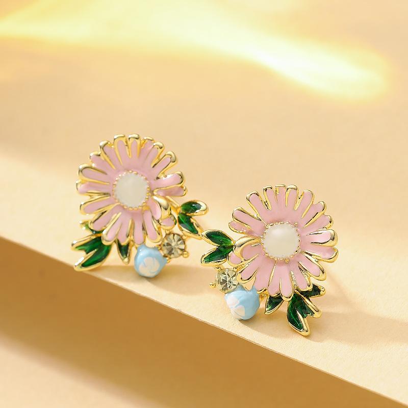 

Mori sweet temperament fairy wind enamel drip glaze daisy flower stud earrings gentle elegant holiday wind earrings рожевий