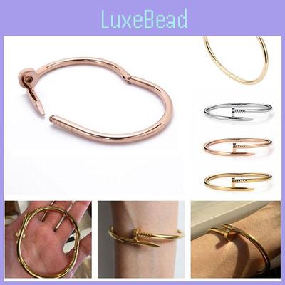 Bracelet à clous polyvalent au design chic et tendance