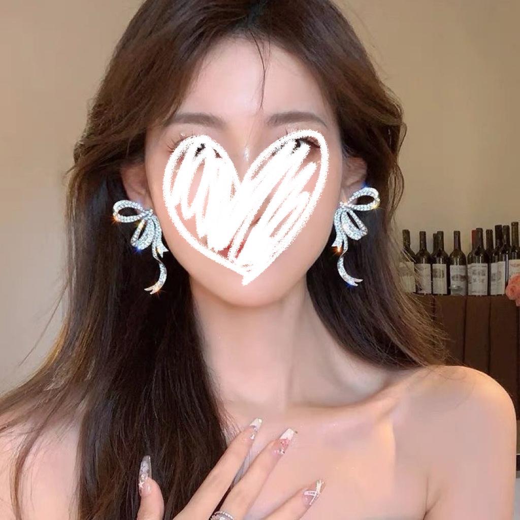 

Full Diamond Ribbon Bow Earrings Women s Silver Needle Cold Wind Earrings Light Luxury Niche Design Sense Advanced Earrings Tide