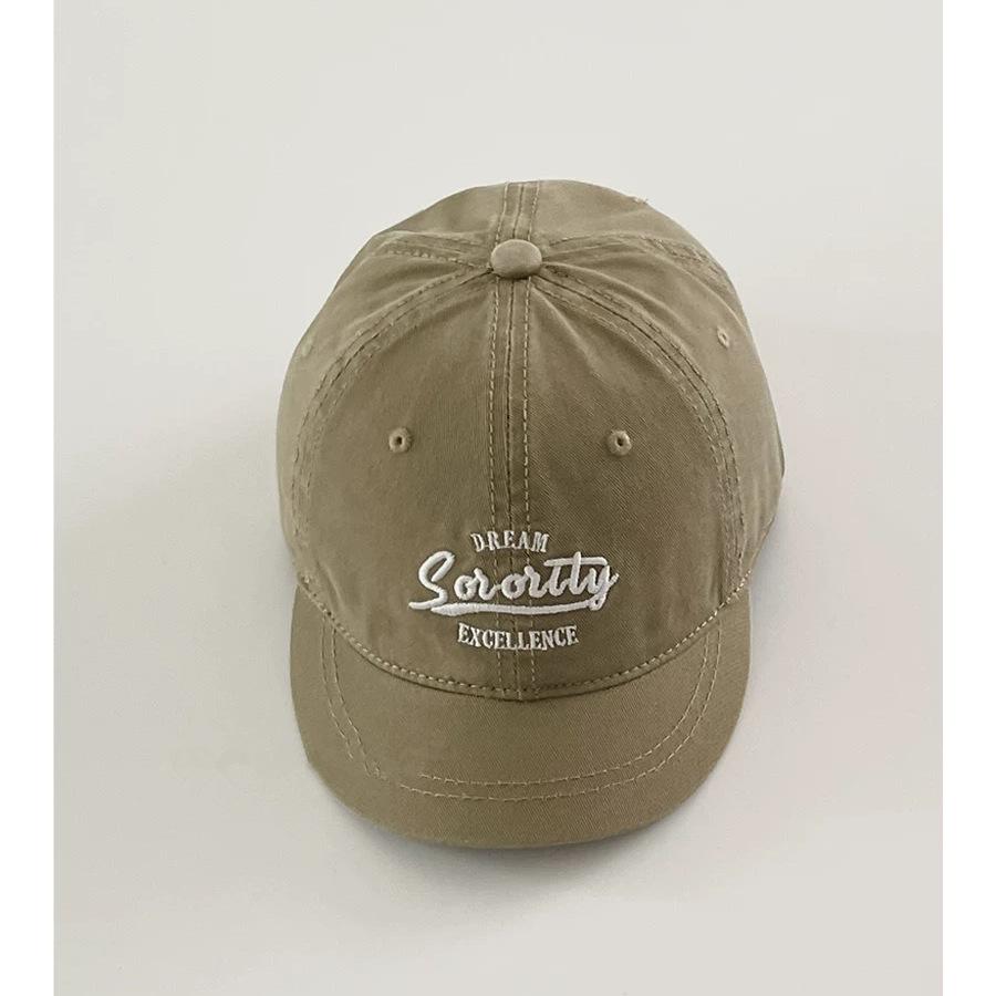 Kort bremmet myk topp brodert topphette kvinne liten langs amerikansk gate trendy merkepar solskjerming baseballcaps som viser lite ansikt