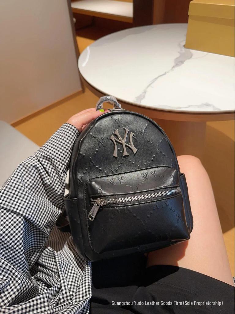 Koreanischer MLB Diamant Argyle NY Geprägter Damen Vielseitiger Trendiger Crossbody Rucksack