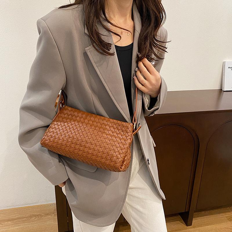 Simple bag women's new niche atmospheric woven bag fashionable versatile commuter shoulder messenger bag
