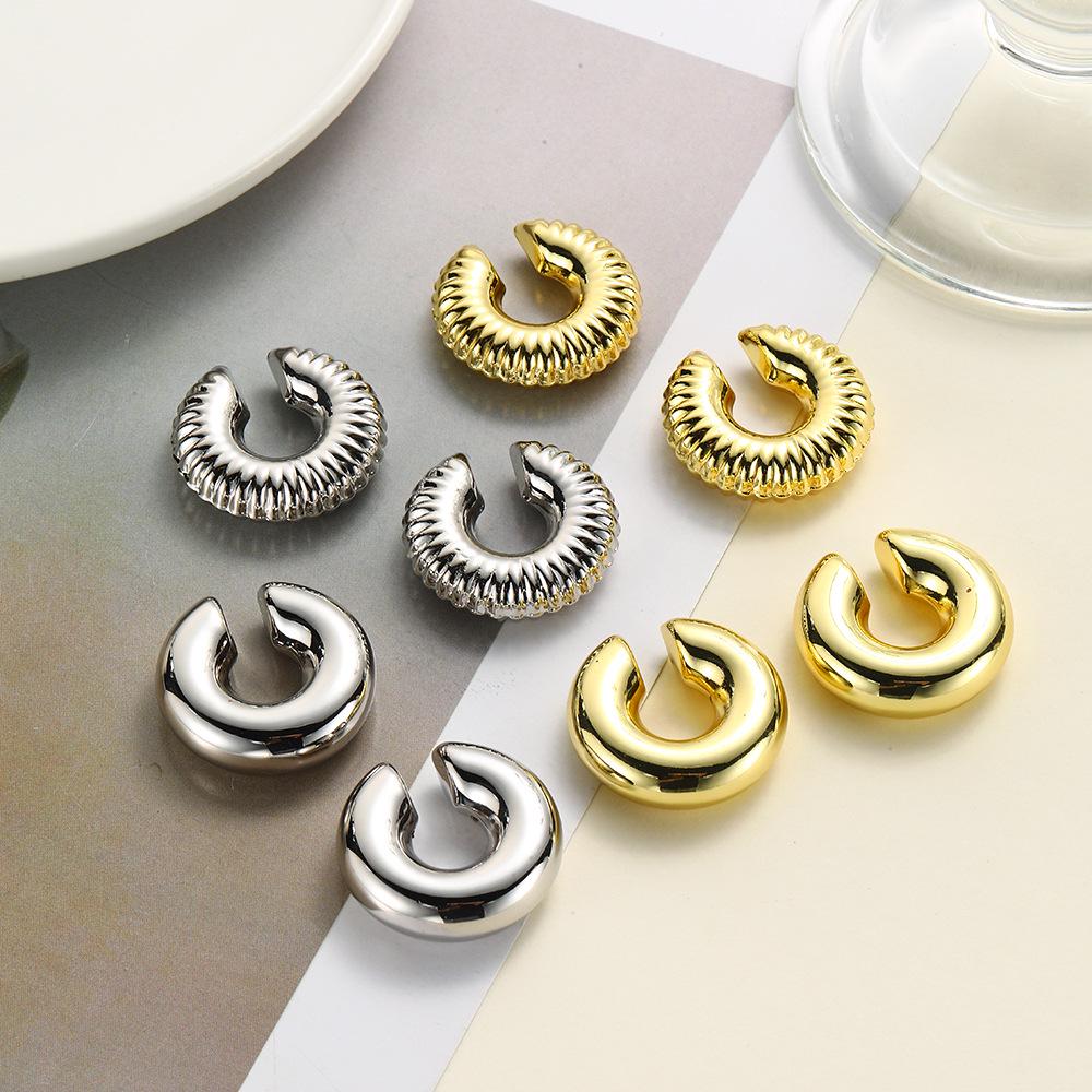 

Retro Ribbed Twist Ear Cuff: Non-Pierced Ear Clip Jewelry for Influencer Style