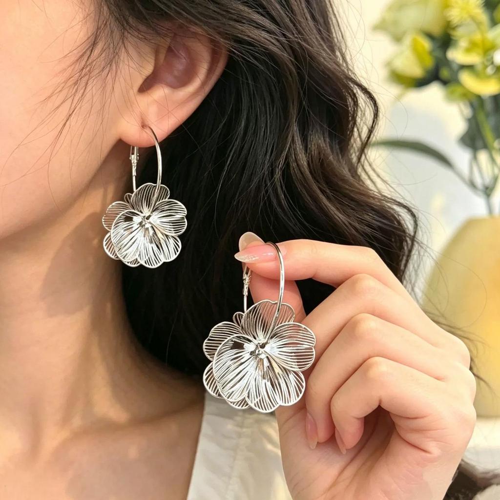 Silberne Strass Quasten Ohrringe: Übertriebenes Blumendesign für einen stilvollen Look.