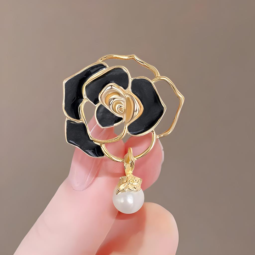 Eine hochwertige weibliche Luxusbrosche mit einem Hauch von Perlmutt und Kamelie, die ein einzigartiges und Nischen-Design aufweist